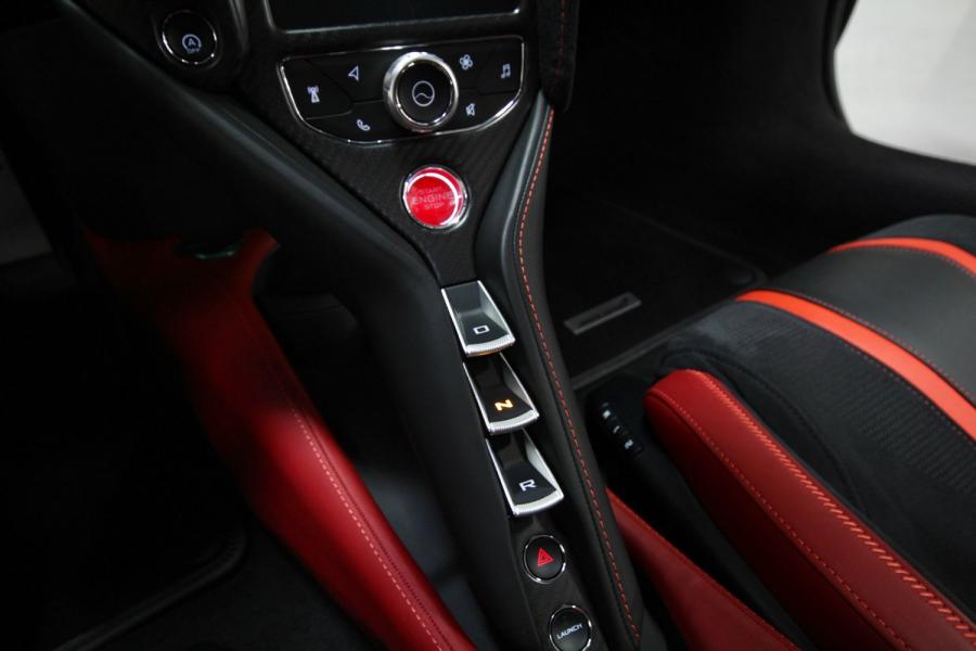 Детали интерьера McLaren 720S Performance 2018 года  (фото 50 из 60)